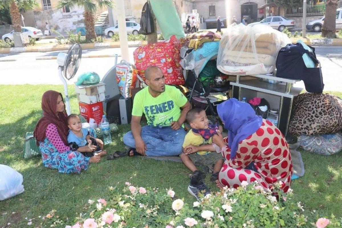 Kirayı &Ouml;demeyince İki Eşi Ve 3 &Ccedil;ocuğuyla Sokakta Kaldı