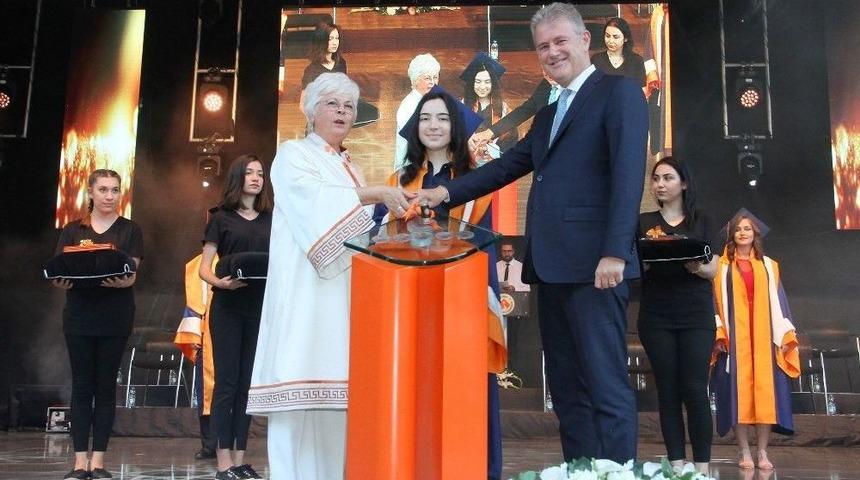 İzmir Ekonomili Mezunlar İş D&uuml;nyasına Adım Attı