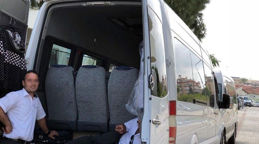 Yasak Yerde Park Eden Tur Minib&uuml;s&uuml; Şof&ouml;rleri Gazeteciyle Tartıştı