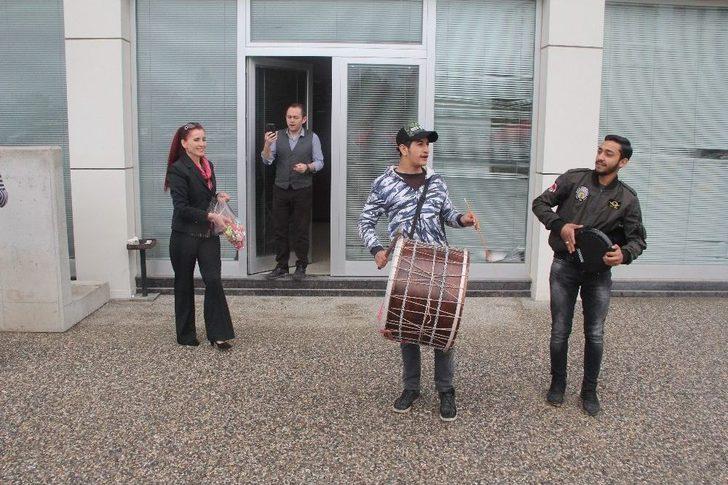 Boşanma Davasını Davul Ve Dümbelek İle Kutladı G1