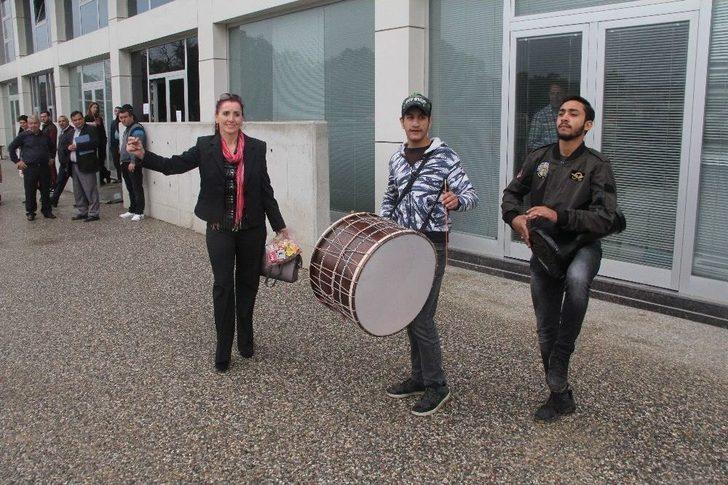 Boşanma Davasını Davul Ve Dümbelek İle Kutladı G2
