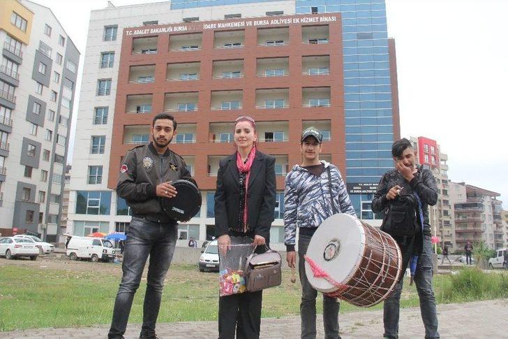 Boşanma Davasını Davul Ve Dümbelek İle Kutladı G4