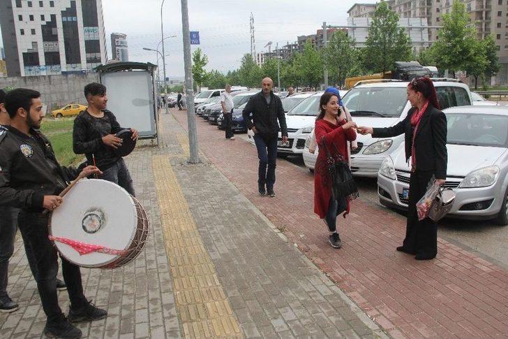 Boşanma Davasını Davul Ve Dümbelek İle Kutladı G5