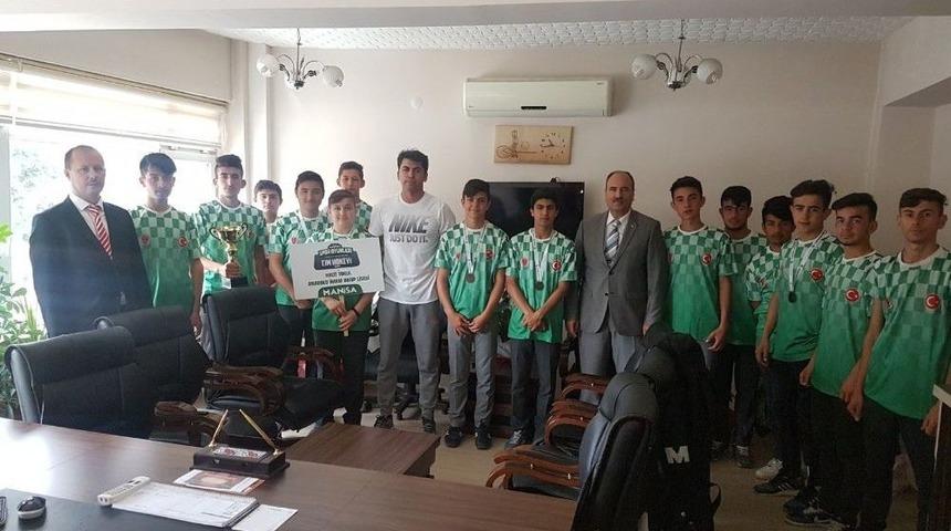 Kaymakam Güven, Manisa’nın İlk Ödüllü Çim Hokey Takımını Ağırladı