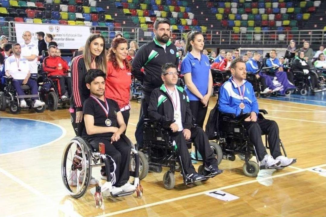 İnternetten &Ouml;ğrendiği Taktiklerle Engelli Eşini Şampiyon Yaptı