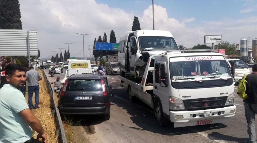 Yabancı Turist Kafilesini Taşıyan Ara&ccedil; Kaza Yaptı: 8 Yaralı