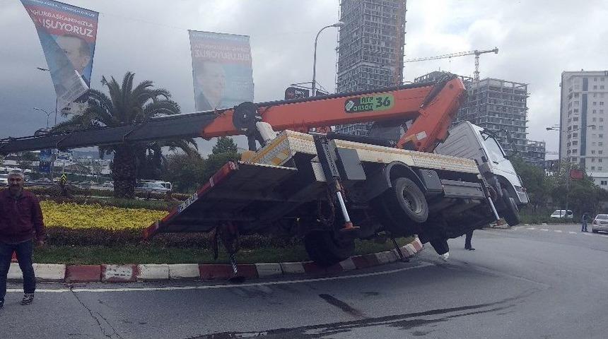 Kartal&rsquo;da Afiş Kaldırma &Ccedil;alışması Sırasında Vin&ccedil; Yan Yattı: 1 Yaralı