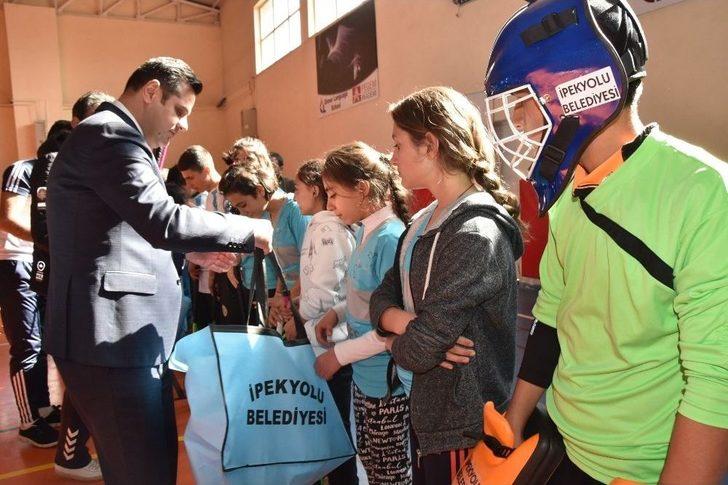 İpekyolu Belediyesi’nden Hokey Takımlarımıza Destek G3