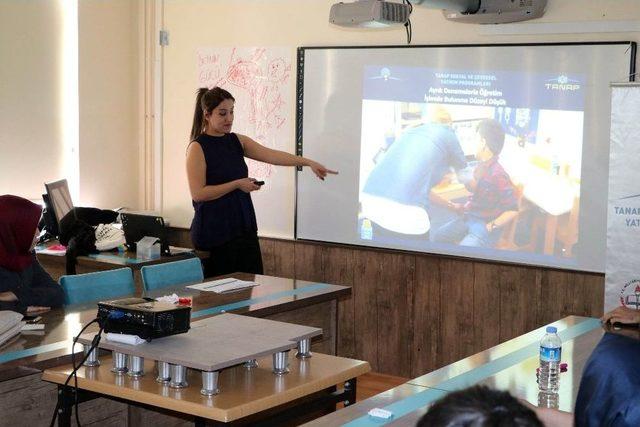 Yozgat’ta Öğretmenlere Otizm Eğitimi Semineri Veriliyor