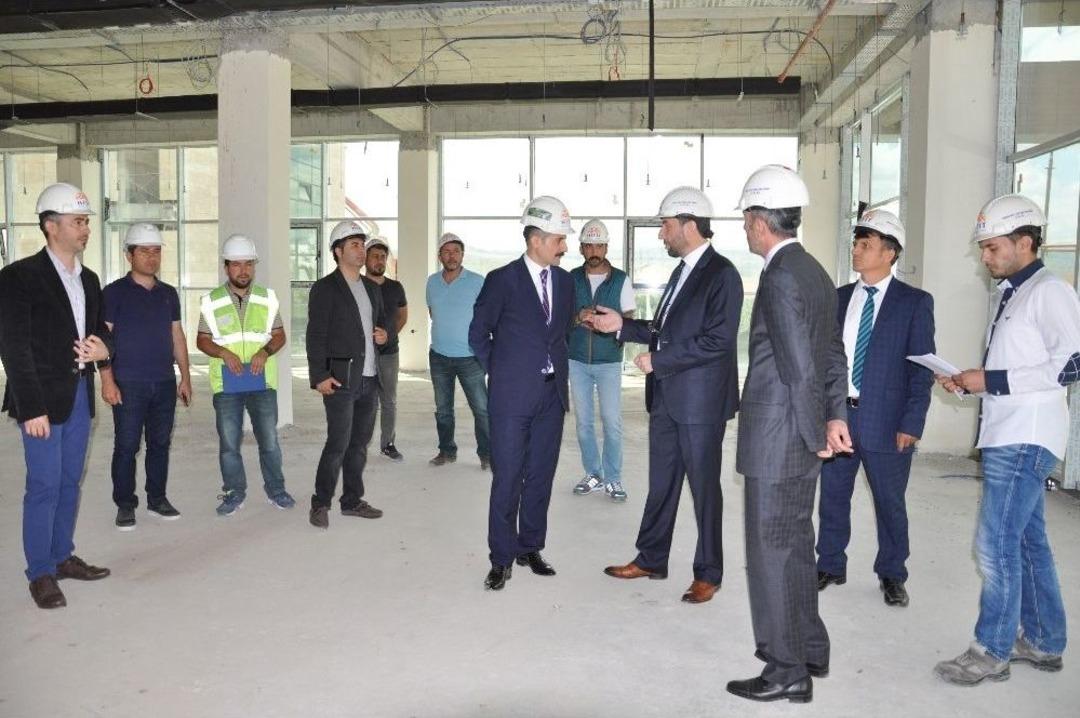 Rekt&ouml;r Alkan Kamp&uuml;s Ve Yurt Binasını İnceledi