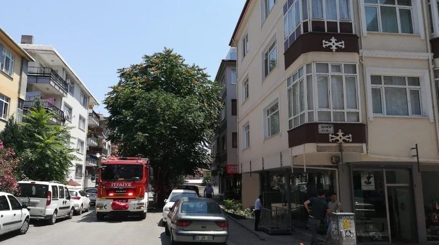 Binadan Y&uuml;kselen Yoğun Duman, Paniğe Neden Oldu