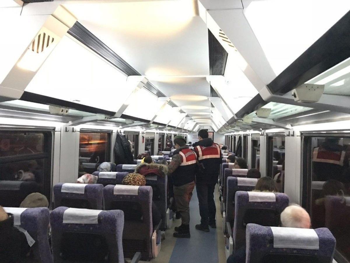 Jandarma Hareket Halindeki Tren İ&ccedil;inde K&ouml;peklerle Arama Yaptı