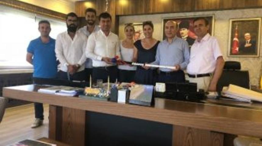 Diyarbakır Hokeycilerden Rekt&ouml;r G&uuml;l&rsquo;e Ziyaret