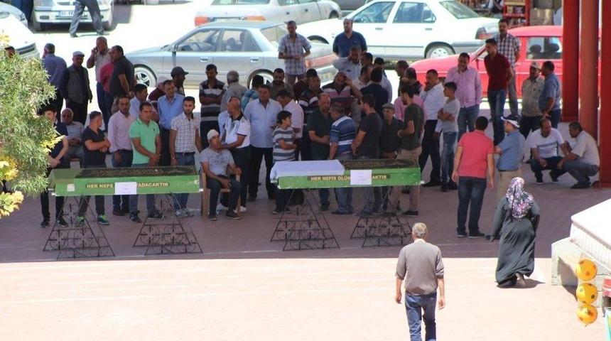 Trafik Kazasında Hayatını Kaybeden Anne Ve Kızı Toprağa Verildi