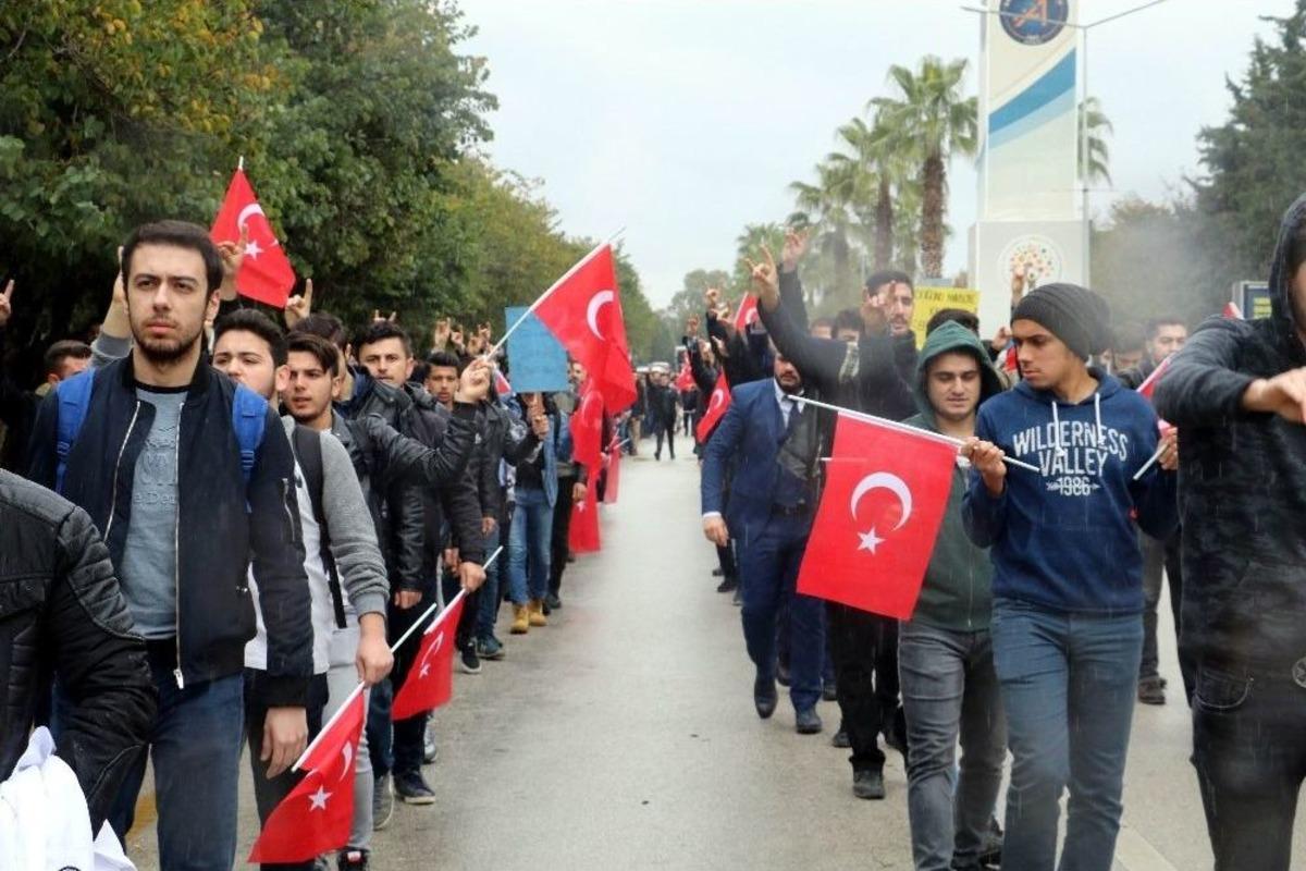 Antalya&rsquo;da &Uuml;lk&uuml;c&uuml; Gen&ccedil;ler, Fırat Yılmaz &Ccedil;akıroğlu İ&ccedil;in Y&uuml;r&uuml;d&uuml;