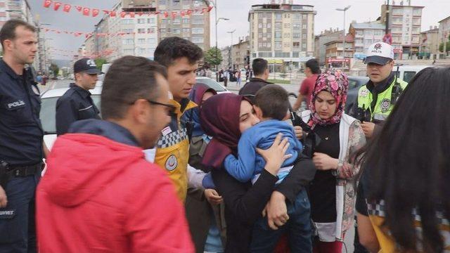 Otomobil Çarpan Çocuk Ambulansa Binmek İstemedi