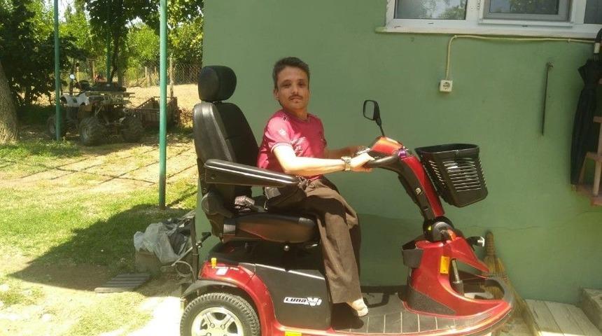 Engelli Vatandaş Ak&uuml;l&uuml; Tekerlekli Sandalyesine Kavuştu