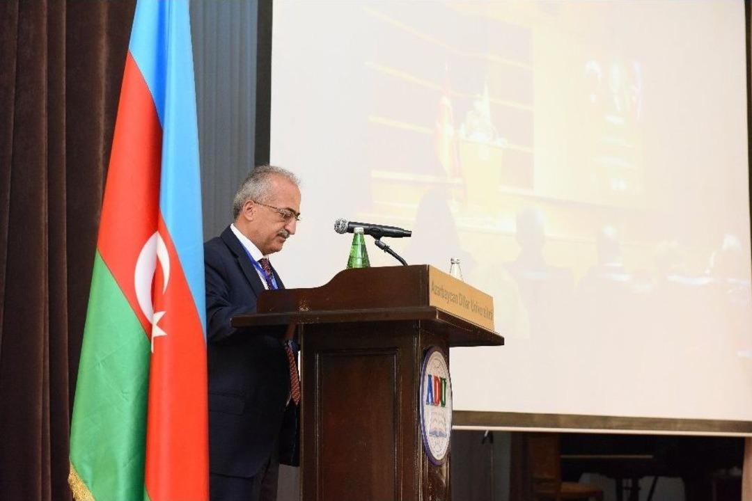 Rekt&ouml;r &Ccedil;omaklı &ldquo;haydar Aliyev: &Ccedil;ok K&uuml;lt&uuml;rl&uuml;l&uuml;k Ve Hoşg&ouml;r&uuml;&rdquo; İdeolojisi Konulu Konferansa Katıldı