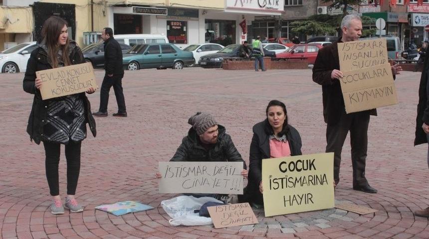 Çocuk İstismarına Karşı 4 Kişilik Eylem