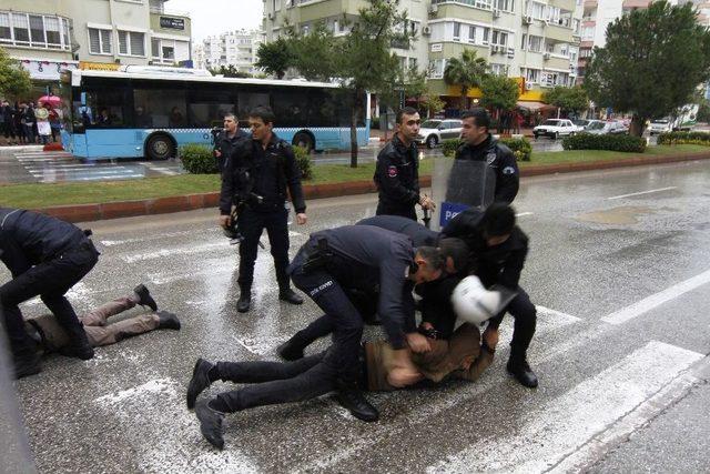 Antalya&rsquo;da İzinsiz A&ccedil;ıklamaya Polis M&uuml;dahalesi 1