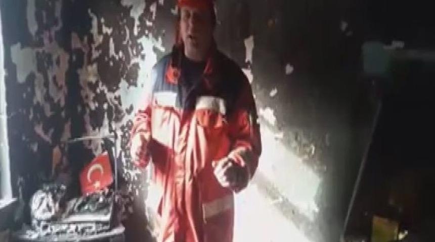 K&uuml;l Olan Evde Yanmayan T&uuml;rk Bayrağı İtfaiyecileri Şaşırttı