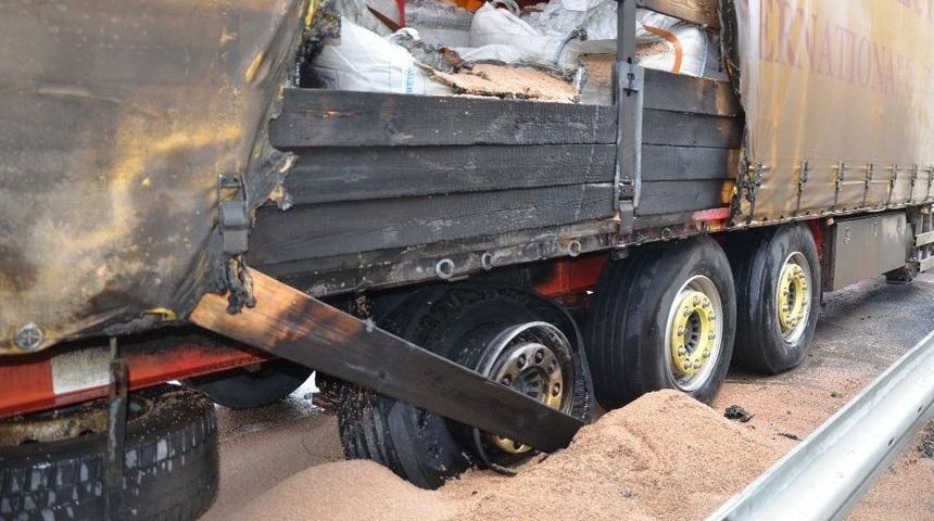 Mercimek Y&uuml;kl&uuml; Tır Yangını Ucuz Atlatıldı