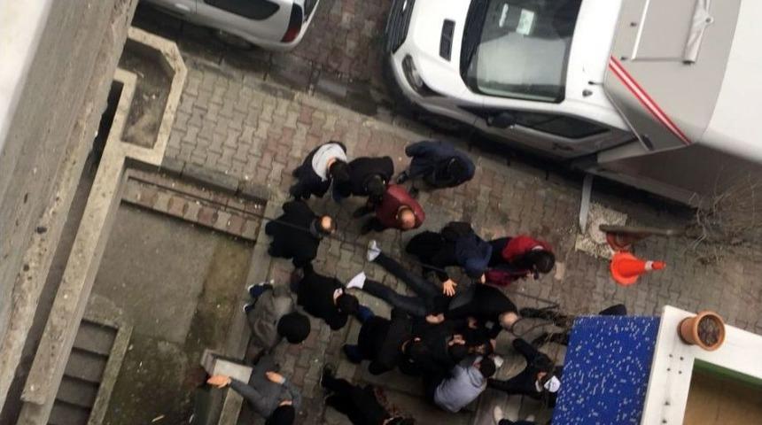 Polisten Bah&ccedil;elievler&rsquo;de Silahla Bir Kişiyi Yaralayan Şahsa Operasyon