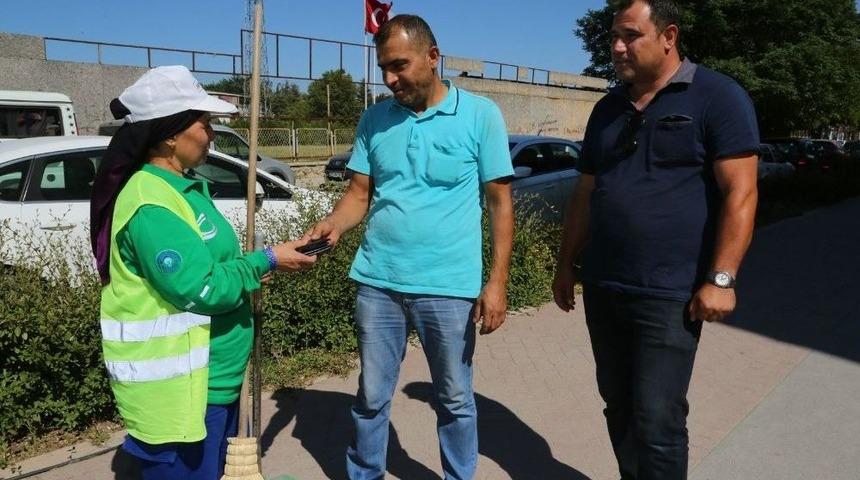 Temizlik G&ouml;revlisinden &Ouml;rnek Davranış