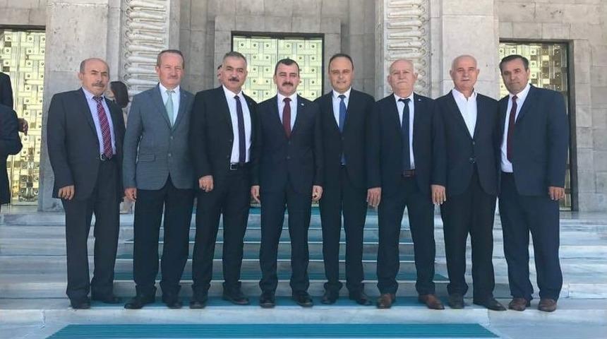 Milletvekili Çolakoğlu’nun Rozetini Kızı Taktı