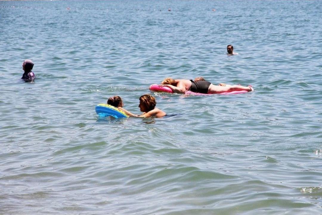 Sıcağı G&ouml;ren Kendini Denize Attı