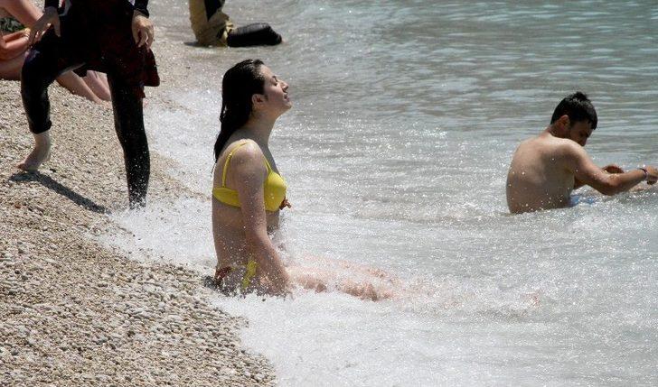 Sıcağı Gören Kendini Denize Attı G4