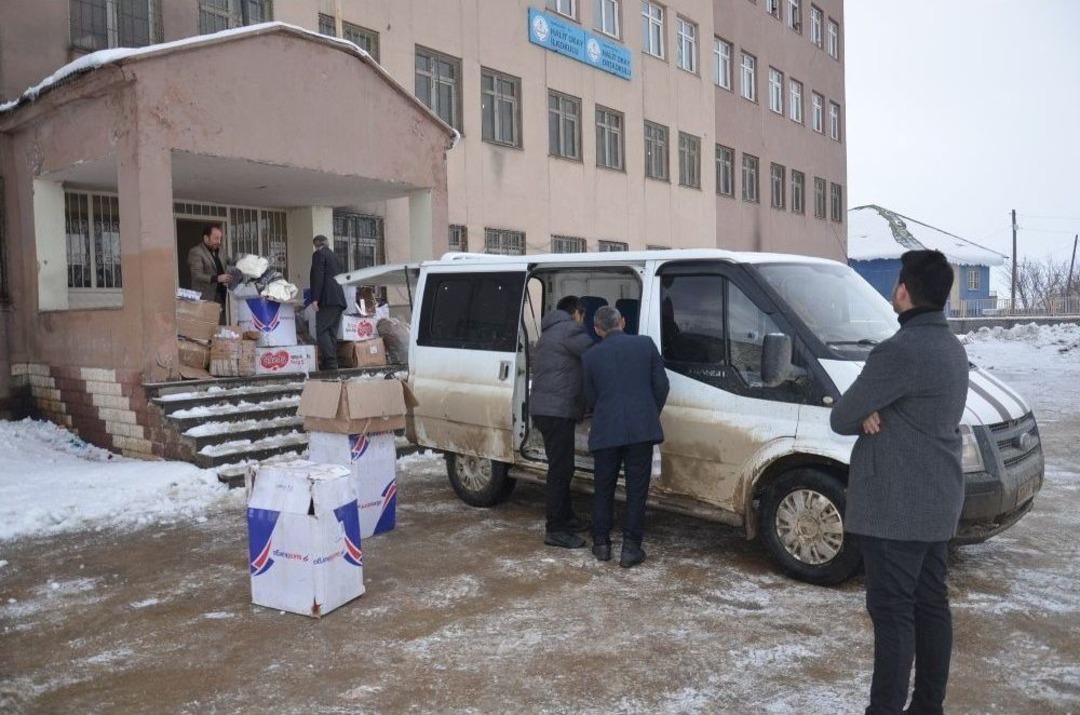 Y&uuml;ksekova Haber Sitesi Okurları, 2 Bin &Ouml;ğrenciyi Isıttı