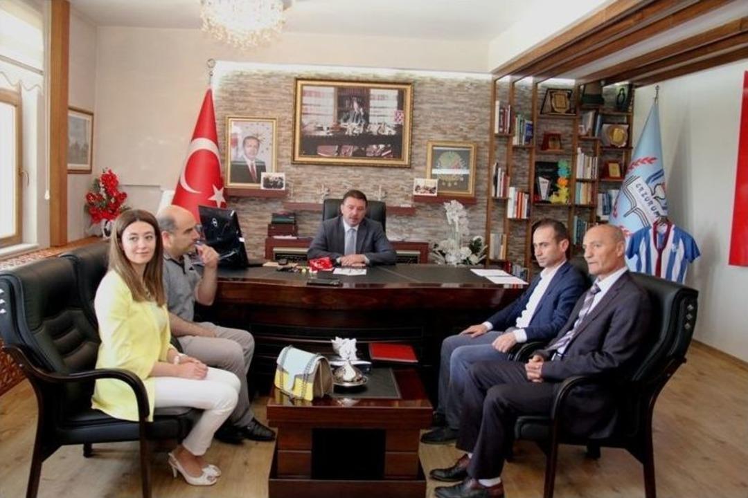 Erzurumlu 2 &Ouml;ğretmen Ve Okullarına Uluslararası &Ouml;d&uuml;l