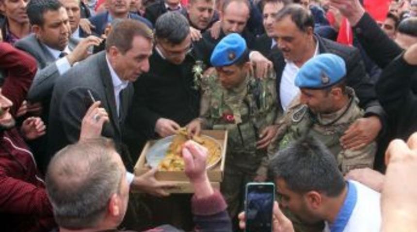 Afrin&rsquo;e Giden Komandolara Baklava İkramı