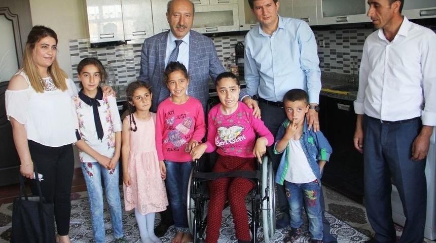 Van B&uuml;y&uuml;kşehir Belediyesinden 3 &Ccedil;ocuğa Tekerlekli Sandalye