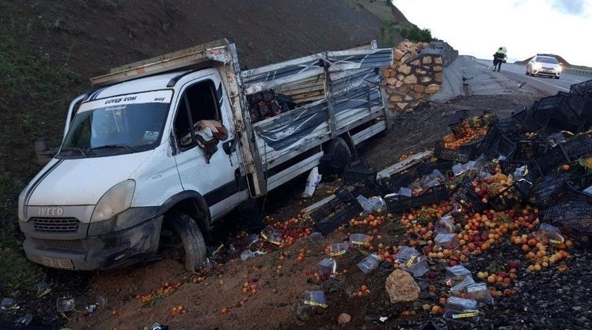 Kamyonet Şarampole Devrildi: 1 &Ouml;l&uuml;