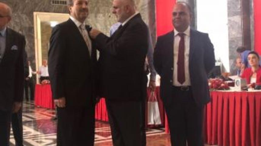 Ak Parti&rsquo;de İlk Kez Milletvekili Se&ccedil;ilen G&ouml;kg&ouml;z&rsquo;&uuml;n Rozetini 5.kez Se&ccedil;ilen Bilgi&ccedil; Taktı