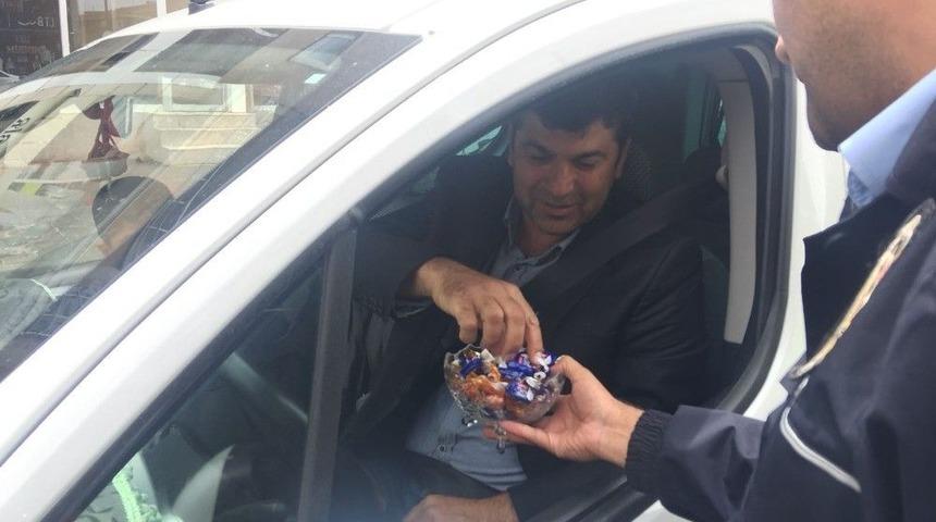 Midyat Polisinden S&uuml;r&uuml;c&uuml;lere Şekerli Uygulama