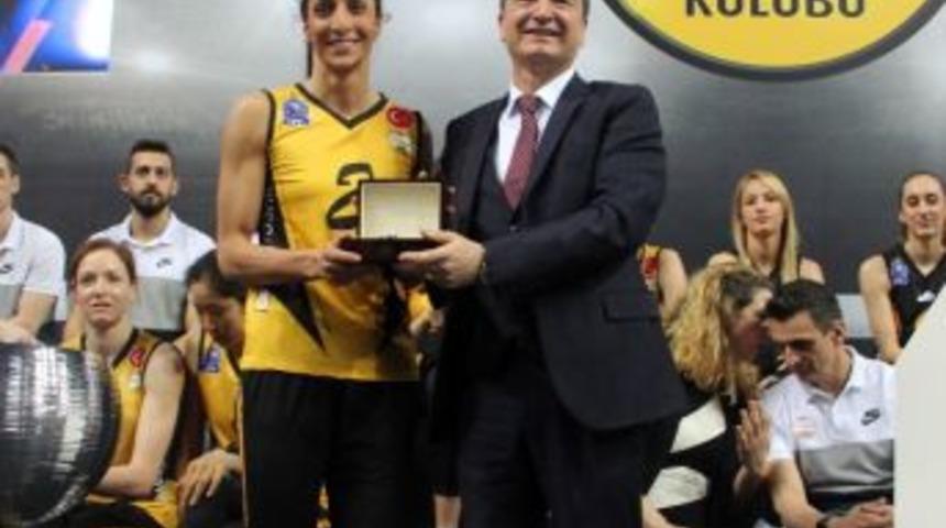 G&ouml;zde Kırdar: "en B&uuml;y&uuml;k Vakıfbank Taraftarı Benim"