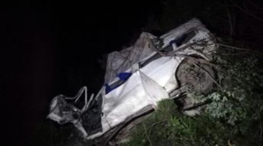 Tarladan D&ouml;nen Aileyi Taşıyan Minib&uuml;s U&ccedil;uruma Yuvarlandı: 3 &Ouml;l&uuml;, 3 Yaralı