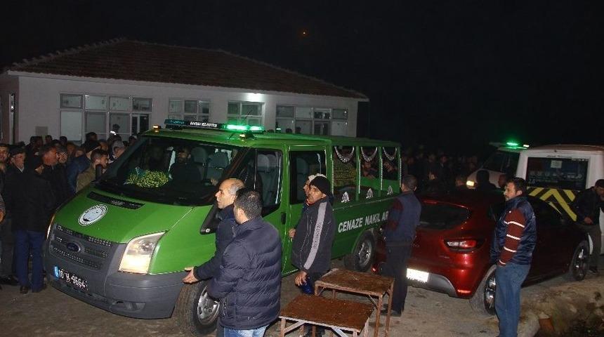 Silahlı Saldırıda &Ouml;len Anne Ve İki &Ccedil;ocuğu Toprağa Verildi