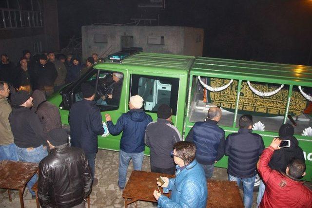 Silahlı Saldırıda Ölen Anne Ve İki Çocuğu Toprağa Verildi