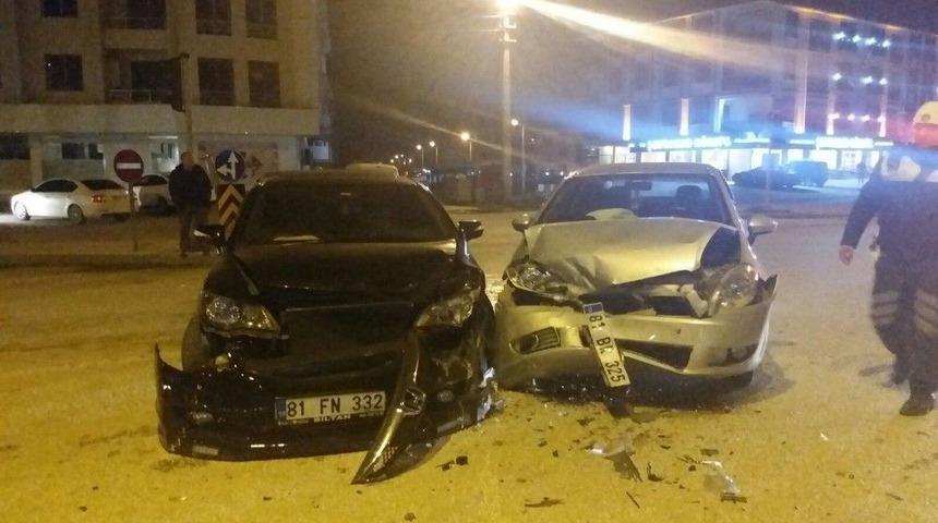 İki Otomobilin &Ccedil;arpıştığı Kazada 3 Kişi Yaralandı