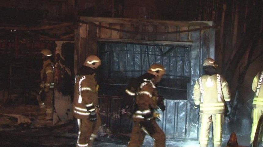 Barakada &Ccedil;ıkan Yangın Ara&ccedil;lara Sı&ccedil;radı