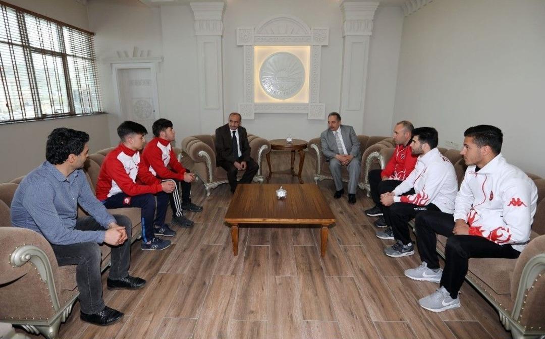 Van B&uuml;y&uuml;kşehir Belediyesinin Sporcuları Şampiyonaya Damga Vurdu