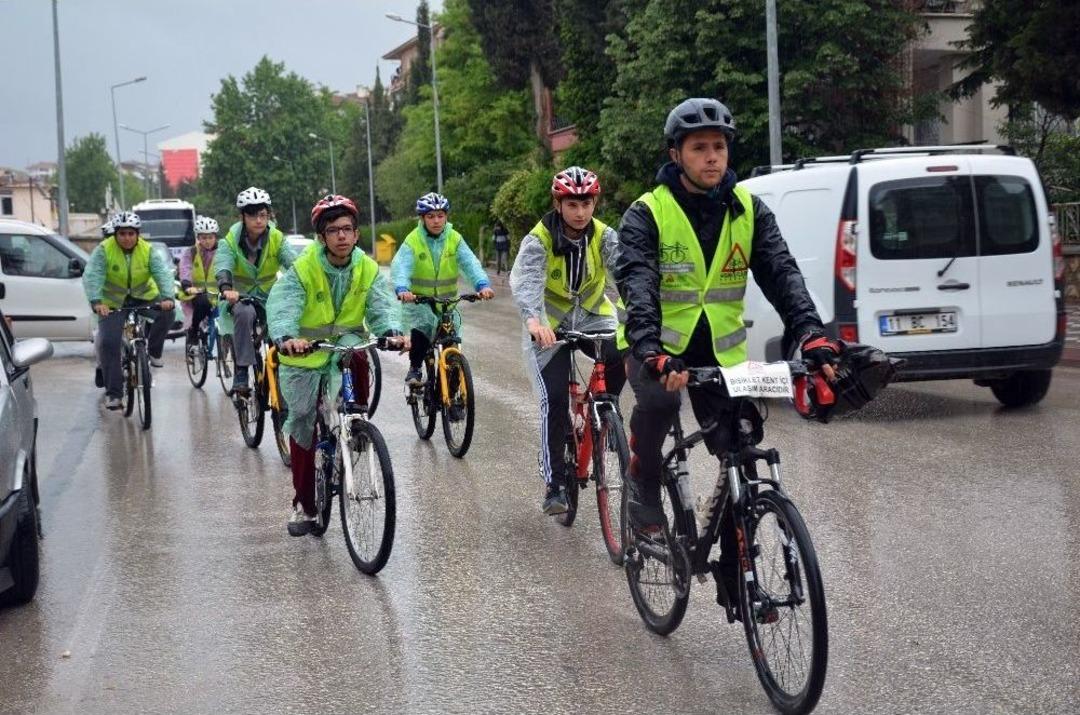 Yağmur &Ccedil;amur Demeden Okula Bisikletle Gittiler