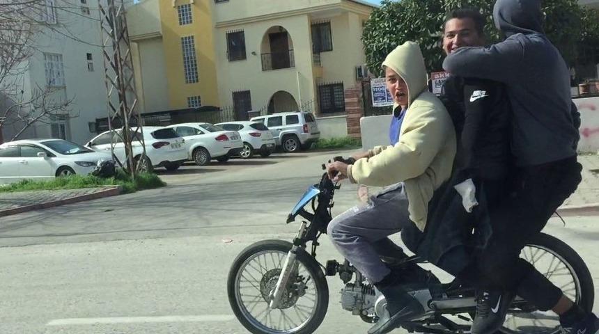 Plakasız Motosikletteki 3 Gen&ccedil; Trafiği Tehlikeye Soktu