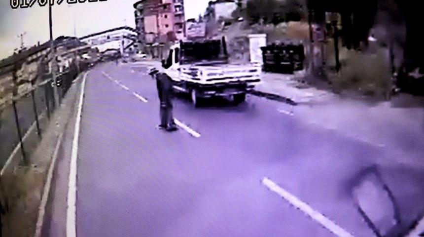 Halk Otob&uuml;s&uuml; Yaşlı Adama B&ouml;yle &Ccedil;arptı