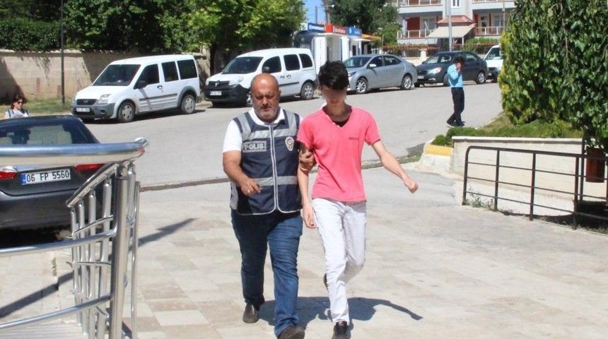 Babasını Bı&ccedil;aklayarak &Ouml;ld&uuml;ren Şahıs Adliyeye Sevk Edildi