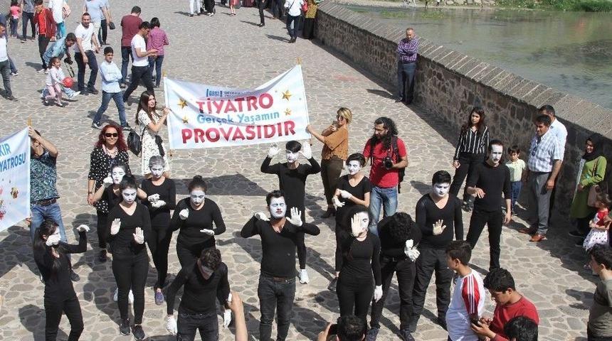 Pandomim At&ouml;lyesi On G&ouml;zl&uuml; K&ouml;pr&uuml;de G&ouml;steri D&uuml;zenledi